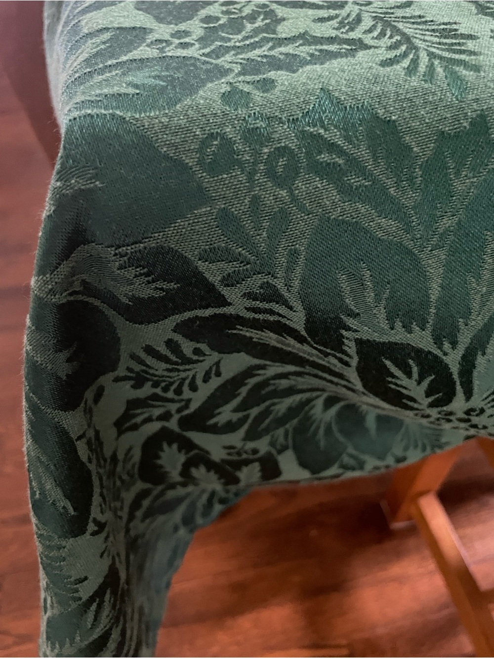 🎄Tablecloth - Poinsettia Design - Picture 4 of 7